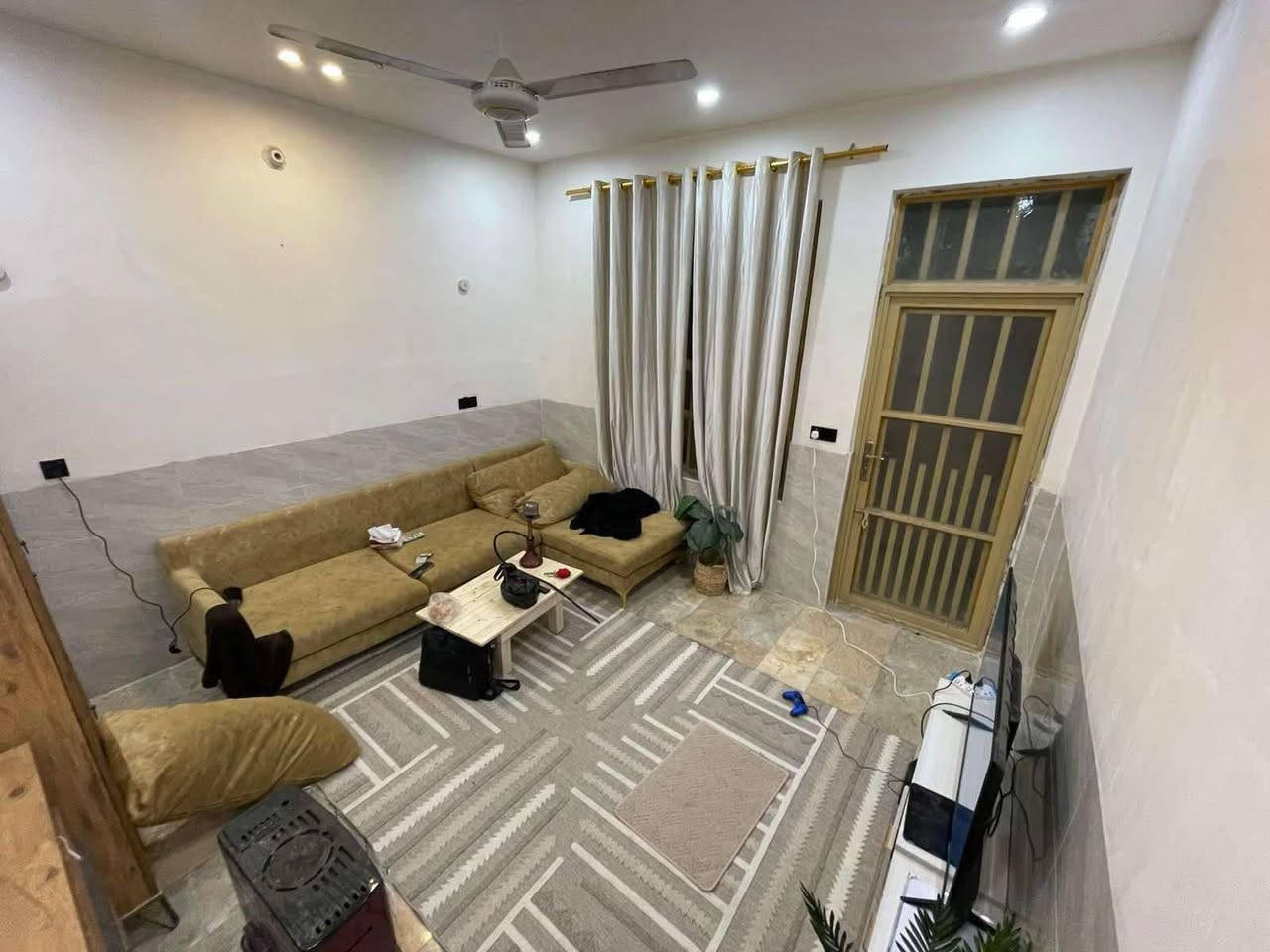 السلام عليكم ورحمة الله وبركاته #بيت للبيع بناء #حديث #Vip ( #طابو  #صرف )
المساحه 200 متر واجهه 9 والنزال 22

العنوان/ #الشعب شارع  #الصحه مقابل مطعم محمد الكردي 

الطابق الاول يحتوي  عل كراج ومدخلين وصحيات خارجية واستقبال كبير ومطبخ  حار ومطبخ بارد وصحيات داخليه وغرف نوم عدد اثنان 2  وصالة كبيرة أيضاً والطابق الثاني يحتوي على غرف نوم عدد اربعة 4  كبيرة وصالة وسطية وخدمات صحية وبلكونه كبيرة  وبيتونه كبيرة وسطح كبير 

ملاحظه مهمه الدار بناء فول درجة اولى ارضية مرمر وكهرباء من احدث وافضل الانواع شغل شركة هندسية اختصاص وماء ومجاري من احدث وافضل الانواع وموقع حلو ومرتب وشارع عريض رصيف جديد البيت بناء سنة 2024 حديث 

#السعر  الاتصال ***********

للاستفسار  مع صاحب العقار مباشرتاً بدون دلالية

() يوجد واتساب ايضا
