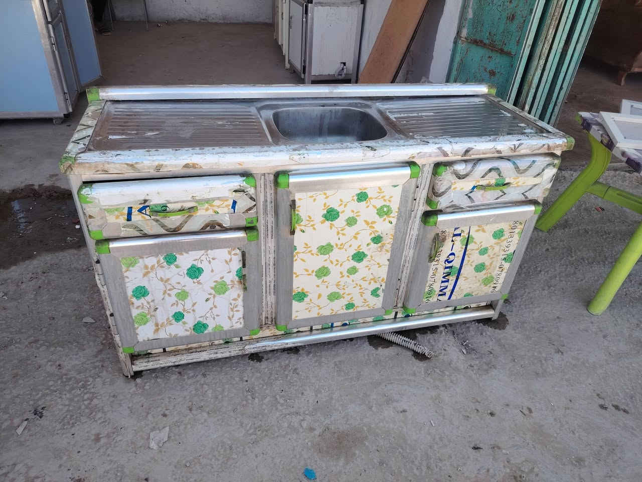 كونترات لبيع كلمن وسعره مكان حله ورديه خارج قرب مستشفى الكفيل وهذه رقمي *********** بيه وتساب ويرهمن مراوس وشتري جميع لكاونترات حتلو مكسر شعندك كاونتر شتريه سبالت مكيفات عطلان مولدات شعندك
