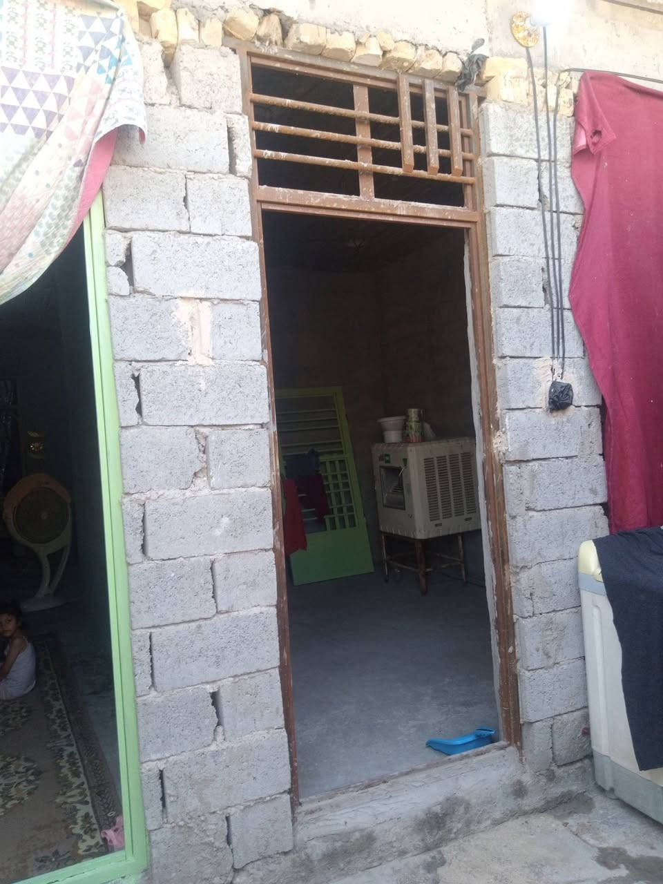 سلام عليكم بيت للبيع المساحه 80متر عالي عن الشارع غرب مظيف ال هاشم تابع للمشروع ***********
