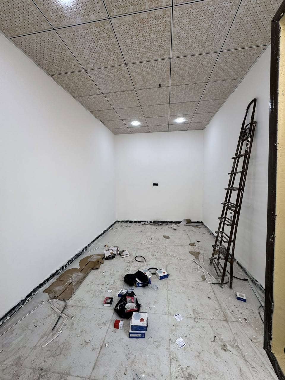 بيت مساحه ١٠٠متر ثالث بيت عن شارع المطار القديم
تفاصيل لبيت
طابق واحد
طابوق السكف صب 
يحتوي لبيت
غرفه
مطبخ
صاله 
استقبال
حمام وصحيات داخلي
حمام وصحيات خارجي
الاستفسار ***********
