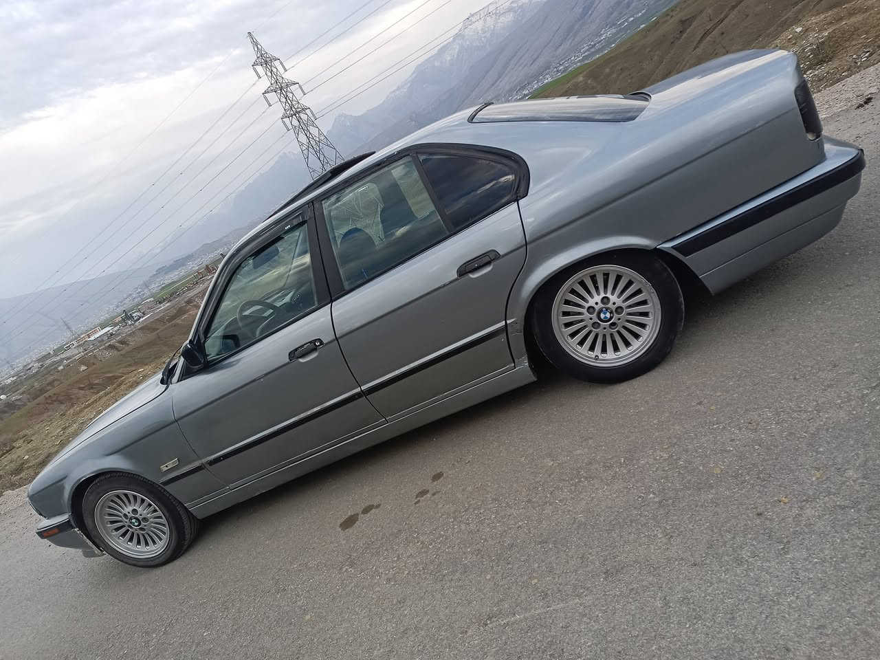 .
فـــــــــروشتنى خێرا به سعرى علوجێك
بيئێم موديل 1991 مكينه 525ى كپسى گێرعادى
سه نه وى پلاستيك ره قه م اسلى به شه رتى اوليات حاسبه
بێ ده حم بێ لێدراو موس براوه به شه رت 
فوله ته نها گير عاديه ده حامى بو ده حامى بةشةرت
چرپه و 100$دولارى لێ ببره 
گێرمكينه براوه موس ئه وليات ده حم لێدراو وةرگةراو بةشةرت 
نرخى ته نها 34وه ره قه و معامله ى برايانه 
له رسمه كان زور جوانتره 
له سورانم *********** فةيبر واستاب لةسه ره 
سه ودامان هه يه پيكاب___افيو_شوفرلێت
