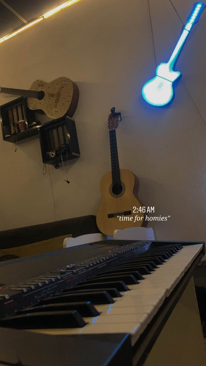 ماركا وئ: yamaha c40m 
ده نگئ: گه له كئ خوشه بئ جه زه يه 
تئلئت: يئت 25 هزارا يئت پئفه 
پاقژي: 85% يه 
ده سكئ وئ يئ راسته ئه به ت خار نه بويه و تئله نزمن ژي بو عه سڤئ گه له كا خوشه مرتاحه 
دياري: چانته و كه لامچه(قفل) گه ل دانه 
بها: 120 هزار 
ژمارا ته له فونئ  *********** The دهوك, العراق
