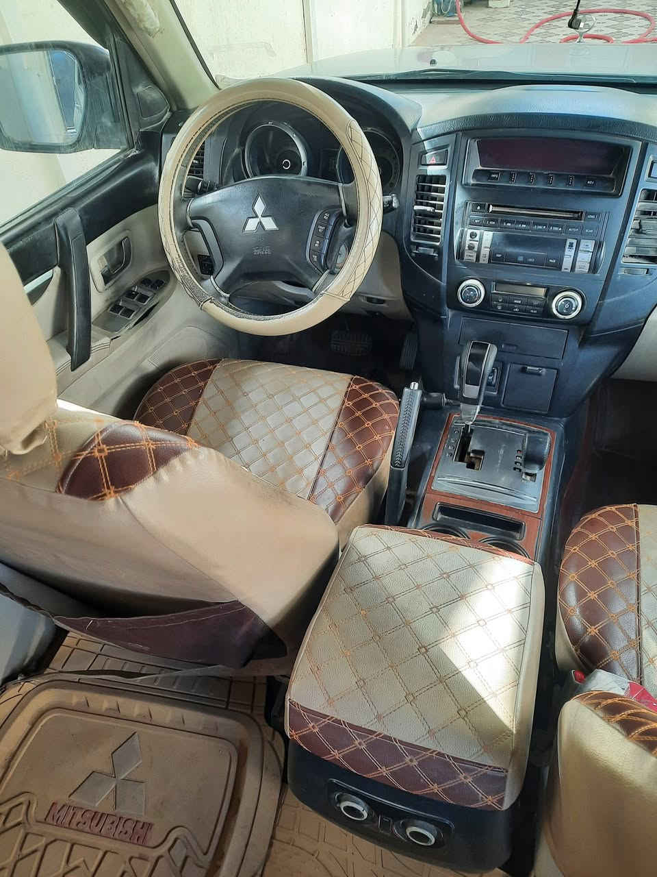 السلام عليكم
باجيرو 2008 رقم بغداد باسمي 
محرك 3000 
محرك وكير ممتاز 
صبغ جهة الساق اثر اشخوط 
تبريد ثلاث قطع
تحكم ستيرن مري شفط فتحة ستلايت
مقاعد جلد 
السعر 110 
العنوان ديوانية ***********
