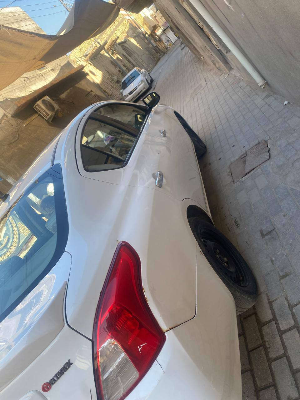 السلام عليكم
نيسان سني مصري 24 ماشيه 56 
سيارة جديدة مال بيت 
بيها جاملغ وبنيد سياره كفاله من كلشي ماعده جمالغ وبنيد 
السعر 110
للاستفسار 
***********
العنوان شط العرب التنومه شارع 32
