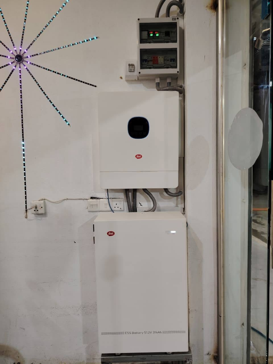 إنجاز هندسي جديد بمواصفات عالمية وضمانات حقيقية! ☀️
ومرة اخرى نحلق في سماء الابداع ونطرق باب الاحتراف بعقول مهندسينا وكادرنا الفني المحترف.....
تم وضع بصمة نور لاتنطفئ في مطعم الامير في مفرق خورسيباط..... 
،
أتم كادر مكتب المهندس للطاقة الشمسية وأنظمة المراقبة اليوم نصب وتشغيل منظومة طاقة شمسية متكاملة بقدرة:
⬅️ 30 أمبير نهاراً لتشغيل كافة الأحمال براحة تامة.
⬅️ 16 أمبير ليلاً لطاقة مستقرة ومستمرة طوال الليل.

تم تصميم المنظومة واختيار موادها بدقة هندسية عالية لضمان أعلى كفاءة وأطول عمر افتراضي:
🔹 العاكس (الانفيرتر): iTel Energy بقدرة 12 كيلو واط (IP54 المقاوم للظروف الجوية) مع ضمان استبدال حقيقي لمدة 5 سنوات.
🔹 البطاريات: بطارية ليتيوم iTel بقدرة 16 كيلو واط مع ضمان استبدال حقيقي لمدة 5 سنوات.
🔹 الألواح الشمسية: ألواح LONGi الفائقة بقدرة 620 واط، مع ضمان استبدال لمدة 10 سنوات.
🔹 الهيكل الحديدي: حديد مغلون حرارياً بسمك 2 ملم المقاوم للصدأ والرياح العالية.
🔹 التأسيس الكهربائي: استخدام قواطع ومواد كهربائية من مناشئ ومصانع رصينة ومعتمدة عالمياً.

في مكتبنا، نحن لا نبيع أجهزة فقط، بل نقدم حلولاً هندسية متكاملة تضمن أمان استثماركم ونقاوة الطاقة المستهلكة بفضل إشراف المهندس الاستشاري أحمد صالح زنگنه.

📞 للتواصل والاستفسار أو لطلب تصميم منظومتكم الخاصة، يرجى الاتصال بنا:
📱 آسيا سيل: ***********
📱 كورك: ***********

📍 الموقع: بعشيقة (مدينة الزيتون) - دورة الصناعة - مقابل مديرية الناحية.

#مكتب_المهندس #طاقة_شمسية #iTel_Energy #Longi #طاقة_متجددة #بعشيقة #حلول_هندسية

.
