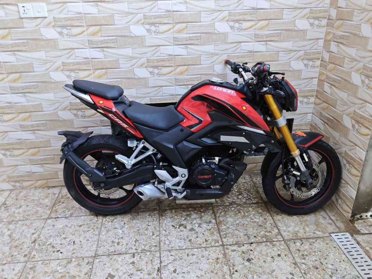 دراجة لونسين 250 cc دهن الشركه جديدد بيها  دراجـه 6 كير صاروخ دراجـه مضمومه مااطلع بيها ابد موديل 2020 دشبول 3 الوان صنع المحرك والكير في شركة BMW والكهربائيات وبقية الانظمه في شركة كاوزاكي اليابانيه وتفاصيلها ابحث عليها بلكوكل .... صدر عكس دبلات تي ماكس بريك تي ماكس .. انارتها كامل LED مع اضافة اناره للجماليه تجي واتشوف ـ دراجه مضمومه ومو جناي دراجات ابد ومحتاج للبيع سعرها 12 ورقه وبيها مجال بسيط .. دراجه للجناي قسم بالله تنساها واوراقها كاممله واصوليه ورجاء المو شراي لايدخل ويعامل جذب ... مكاني بغداد حي الامانه قرب حمام المدينه ... صرف بانزين انسااااا ووتحريكتها شرط تعلك بيك صوت رياضي بلادي


**إذا كنت صاحب هذا الإعلان وتريد حذفه لأي سبب، رجاءا أرسل رسالة إلى الدعم الفني**