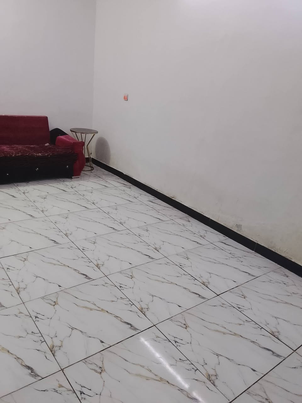 سلام عليكم بيت البيع تجاوز يحتوي على ستقبال كبير وغرفت نوم وحولي وملحقاته + غرفه نوم طابق ثاني نقص سقف مساحه ٢٠٠ متر بيت كبير حوش كبير البيت كله صب مسلح حمام داخلي وخارجي ستقبال كاشي والباقي شتايكر سعر ١٨ بي مجال مكان بغداد الحسينيه الراشديه بين مصقط والخدمات بشارع عماره المصري على شارع ٢٠ رقم.***********
