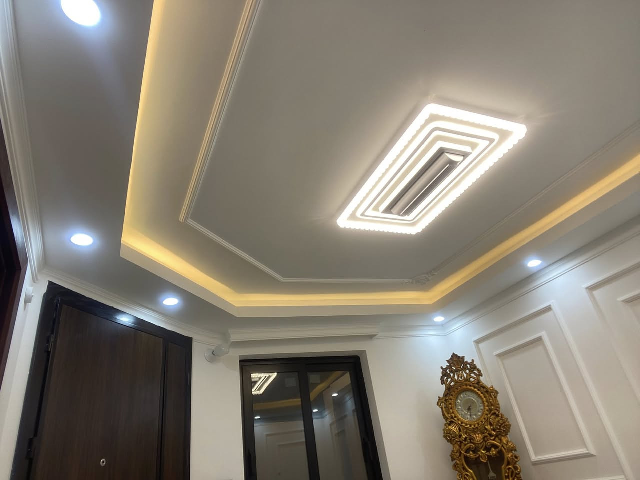 🌟 اللهم صلِّ على محمد وآل محمد 🌟
✨ هل تبحث عن لمسة فنية تضيف الفخامة والأصالة لمنزلك؟ ✨

نُقدّم لك باقة متكاملة من خدمات الديكور المتميزة تشمل:

🎨 تنفيذ جميع أعمال الديكورات المغربية الأصيلة
🏛️ تنفيذ كافة أعمال الجبس بتصاميم راقية
🖌️ تطبيق أحدث تقنيات وألوان الدهانات الحديثة
🏡 تنفيذ احترافي لأعمال الفوم والبوردكس الخارجي

✔️ عليك الاختيار... وعلينا التنفيذ بكل احترافية ودقة!

📩 للاستفسار والتفاصيل، تواصل معنا عبر الرسائل أو الاتصال بالأرقام التالية:
📞 0770 983 0898 واتساب 
📞 ***********
📞 ***********
📍 معكم محمد شبر – خبرة وتميز في عالم الديكور
