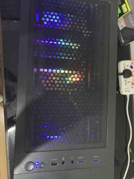 السلام عليكم شبابنا الطيبة 
تجميعة كاملة وياها شاشة 75فريم 🖥️وموس وكيبورد ريد دراكون وسماعة هايبر اكس جيل الثاني 
مواصفات التجميعة 
1-🎮كرت شاشة 4060 8g
2-رمات Rgb لون ابيض 16g. DD4
3-بور سبلاي 500 
4-ssd 1تيرة🚀
5-🏠كيس من شركةFSP
6-مذر بورد من شركة lllsl
7-💻معالج i5-12400F
8-وندوز 11
تشغل كل العاب وفريمات عالية بدون اي دروبات تشغل للمعلومية التجميعة مصارلها أقل الشهر ونص 
انطيك كل العلب الي بل تجميعة وعلبت الموس والكيبورد أيضا بس علبة المعالج ضايعة مكاني بغداد السعرة مليون و100وبيها مجال بسيط للستفسار *********** الرقم بي واتساب اتصل وتشلع عيوني هم .
