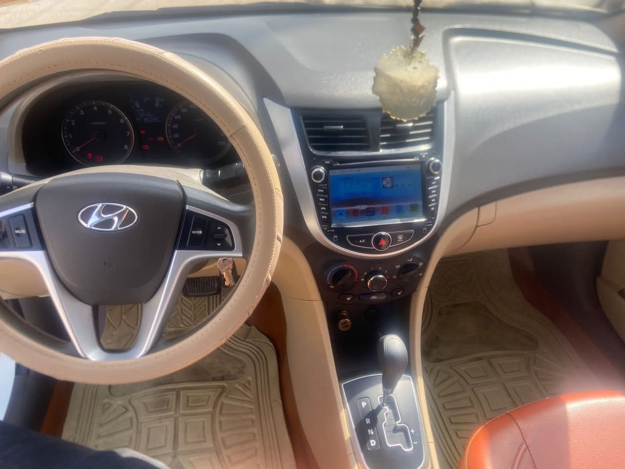 السلام عليكم
اكسنت خليجي موديل ٢٠١٤ ماشية ٨٧ الف 

محرك دوش سعر ١٠٢ وبيه مجال بسيط 

***********
