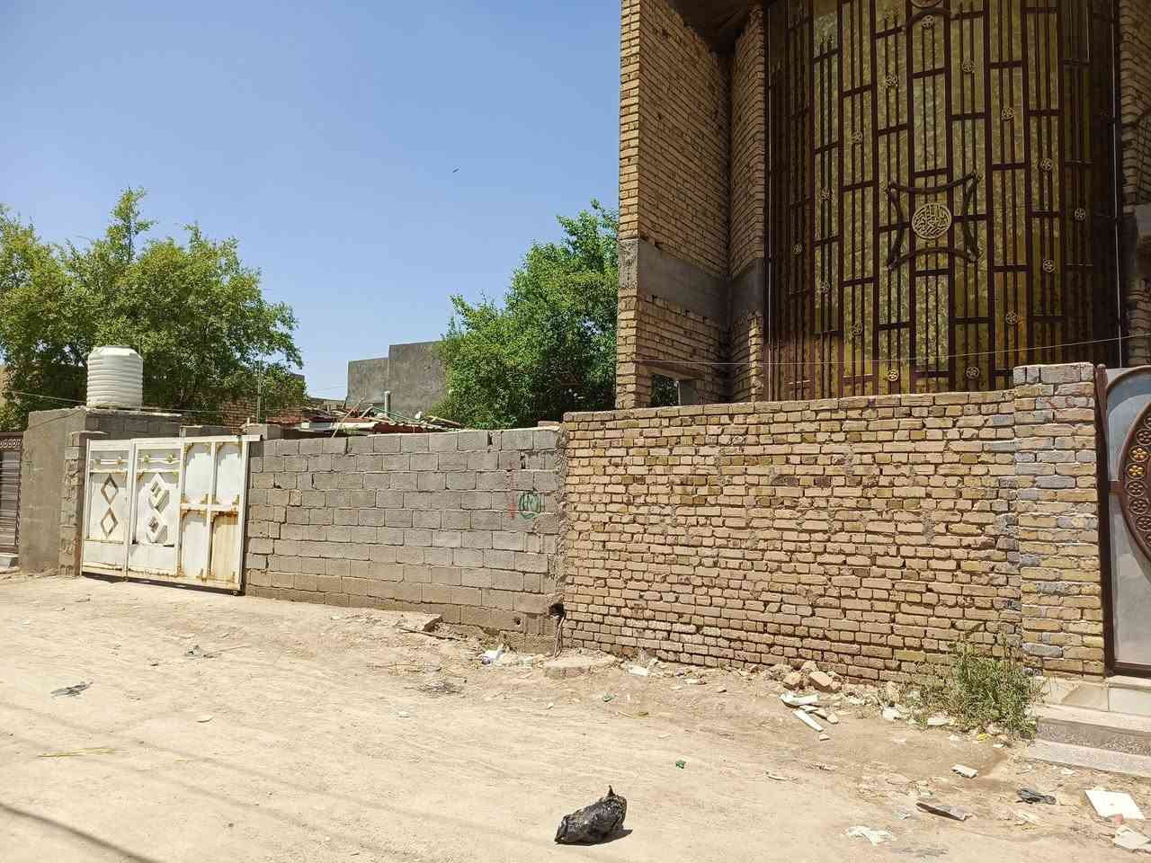 بيت طابقين للبيع
مساحة البناء 170متر ثلاث غرف نوم واستقبال وصالة ومطبخ و 2 حمام 
+ قطعة 150متر مع مطبخ خارجي وصحيات 
المكان شارع النفط المنطقة مشمولة بالخدمات ومجاريها كاملة 
للتواصل ***********

