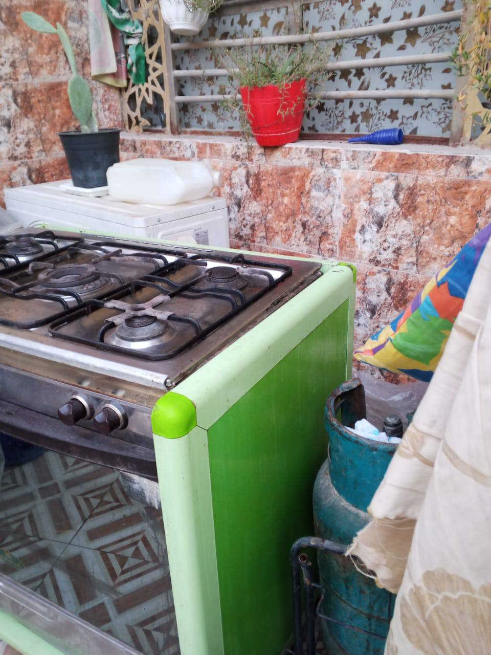 طباخ للبيع نظيف السعر 200وبي مجال
***********
