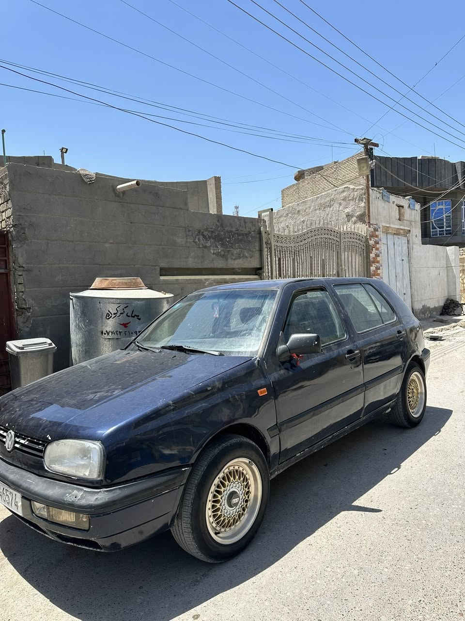من رخصت حجي ليث المحترم 

🚗 *للبيع المستعجل – كولف فولكس واكن 1992* 🚗

*المواصفات الكاملة:*  
✔️ *الموديل*: 1992  
✔️ *المحرك*: 1800 اقتصادي بالبانزين وقوي  
✔️ *الكير*: عادي ناعم وتبديلات ممتازة  
✔️ *الصبغ*: عام ماعدة القمارة للجمالية بدون حادث صور قبل الصبغ موجودة
✔️ *الداخلية*: نظيفة ومرتبة    
✔️ *الباتري*: جديد
✔️ *السنوية*: جديدة  
✔️ *المرور*: مصفرة 100% من الغرامات والمخالفات، براءة ذمة كاملة  
✔️ *التبريد*: شغال ثلج منظومة كاملة جديدة

*السيارة جاهزة للصعود، ما تحتاج أي مصروف. تجي تشوف وتفحص وين ما تحب.*

💰 *السعر: ٣٨ ورقة وبيها مجال للشراي الصادق*  
📍 *المعاينة: بغداد*  
📞 *للاستفسار: ************
***********

ملاحظة:كير ومكينة وصدر وتبريد كلة جديد على ايدي مبدلهن السيارة مجهزها للشغل اشتغل بيها مندوب وبطلت من شغلتي واريد ابيعها ابد ماموكفتني بالشارع خير من الله . الله يرزق الجميع.
