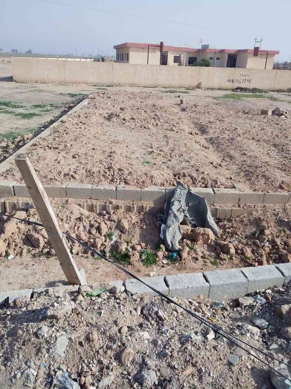 السلام عليكم قطعه 250 متر ب الدبس بيها اساس مدفون خلف مدرسه المحاسن بيع مستعجل والسعر جدا مناسب ***********
