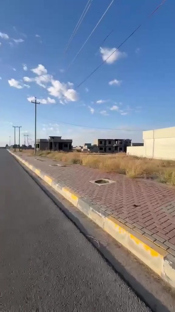 ارض للبيع مساحتها 400ركن عل حولي مباشرا مي وكهرباء 
سكنيه سعرها مناسب اتصل ودلل ***********
