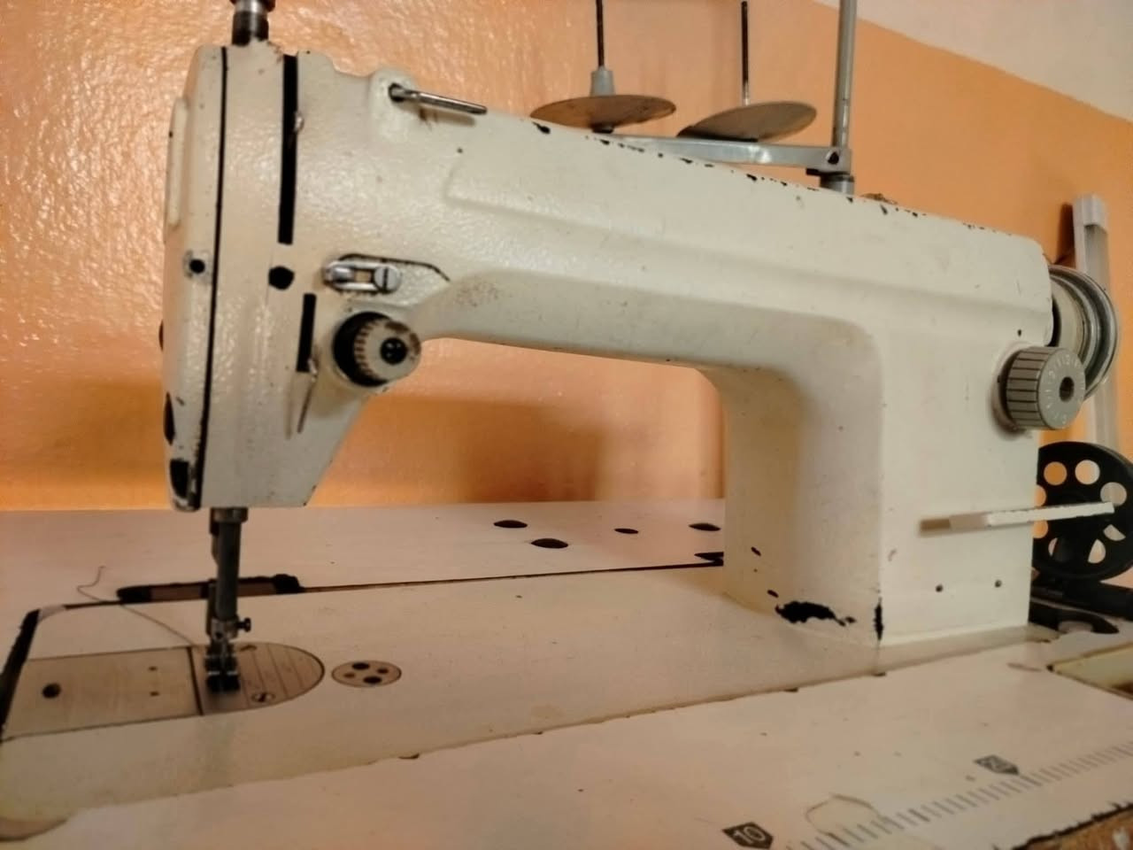 مكينة صناعية نوع جيمسي شرط الشغل كاملا بس تكطع خيط ماعرف بيها سعرها مناسب محتاج اريد ابيعها قيم بمه يرضي الله شراي  اتصل ***********.... ***********
