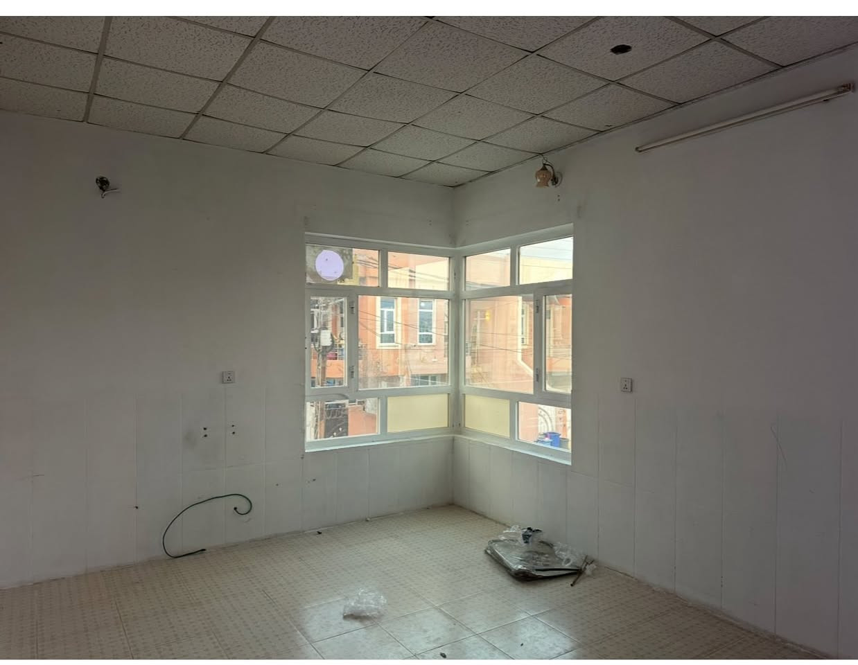 بيت طابق الثاني معزول للايجار ب هفالان 
قرب صيدلية هفالان
البيت استقبال و مطبخ و صاله و ٢ غرف نوم
الايجار ٣٢٥
***********
