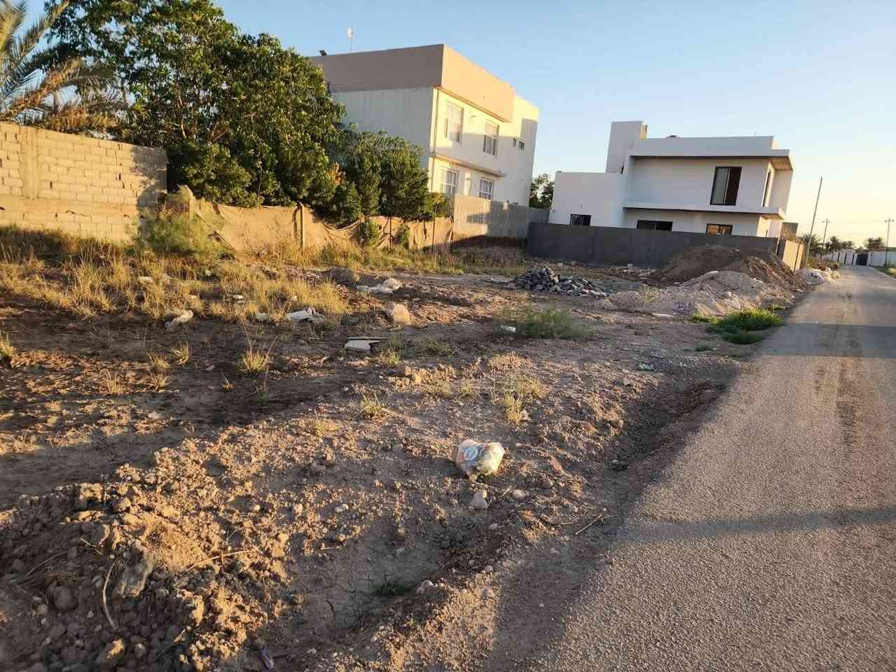 قطعة ارض طابو زراعي سند ٢٥
المساحة ١٠٠
الواجهة ٨ والنزال ١٢ ونص
تبليط
تم توصيل الماء الى القطعة
مدرسة وروضه قريبة جدا 
العنوان /حله/الفرع المجاور لجسر بته قرب جبل بابيلون السعر 39
للأتصال/***********
