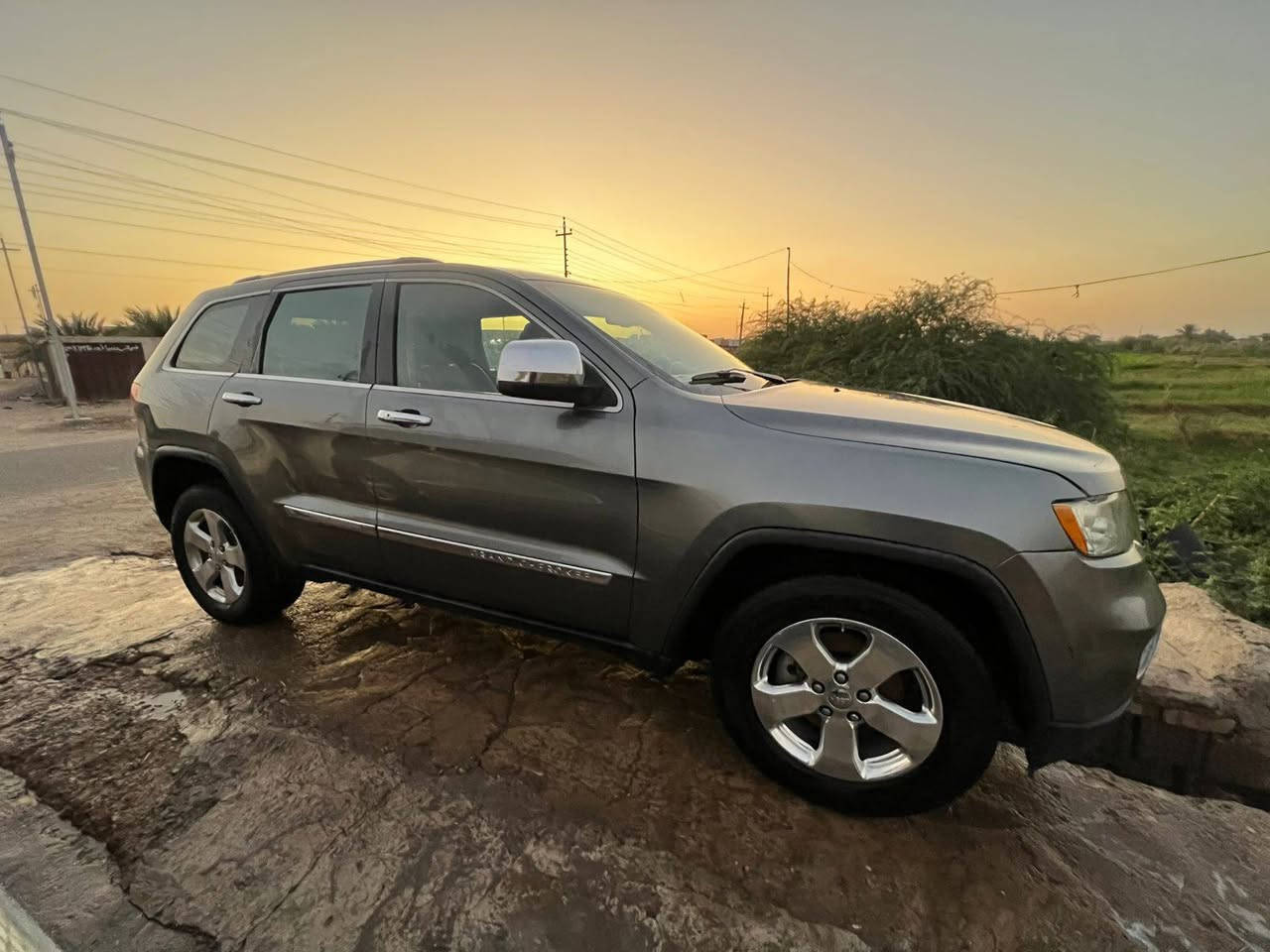 السلام عليكم جيب لاريدو موديل 12 رقم بغداد سياره جديده حيل ما بيها اي نقص جاهزه للاخر قطعتين صبغ بدون ضربه اثر جراد داخله كفاله بيع ومراوس السعر المطلوب 170 بيها مجال العنوان ذي قار على الفجر *********** علما السياره ماشيه 164
