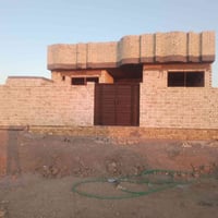 علا ابو الماش • جنب الملعب • 180م