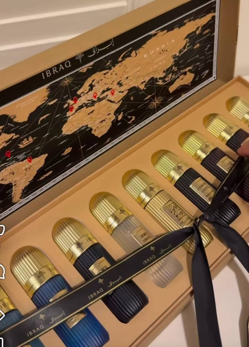 عطور ميني توباكو ابراق مع علبة مميزة بخريطة حول العالم . يرتكز كل عطر على نوتة التبغ ممزوجة بنغمات مختلفة لتمنحه طابعاً مميزاً:1. التوباكو المكسيكي (Mexican Tobacco)المقدمة: خشب الأرز، شوكولاتة داكنة.القلب: زهرة الليلك، القرفة.القاعدة: العنبر، التبغ المكسيكي، الورود.2. التوباكو الفرنسي (French Tobacco)المقدمة: البرتقال الدموي، التفاح الأخضر، اليوسفي.القلب: التبغ الفرنسي الأخضر، النيرولي، القرفة، الزنجبيل.القاعدة: خشب الغاياك، عشبة الليمون، اللبان، زهرة السوسن.3. أريبيان توباكو (Arabian Tobacco)المكونات: تبغ عربي، زعفران، كراميل، قهوة مدخنة، وباتشولي.تشمل المجموعة أيضاً أنواعاً أخرى مثل الكوبي (بالكاكاو والجلد)، الإسباني (مع الزعفران)، البرازيلي (عود وفلفل)، الجمايكي (باتشولي ونجيل الهند)، الدومينيكي (قرفة وخشب)، واليوناني (أزهار ومشمش). يمكن الاطلاع على كافة التفاصيل عبر موقع مسواگ.


**إذا كنت صاحب هذا الإعلان وتريد حذفه لأي سبب، رجاءا أرسل رسالة إلى الدعم الفني**