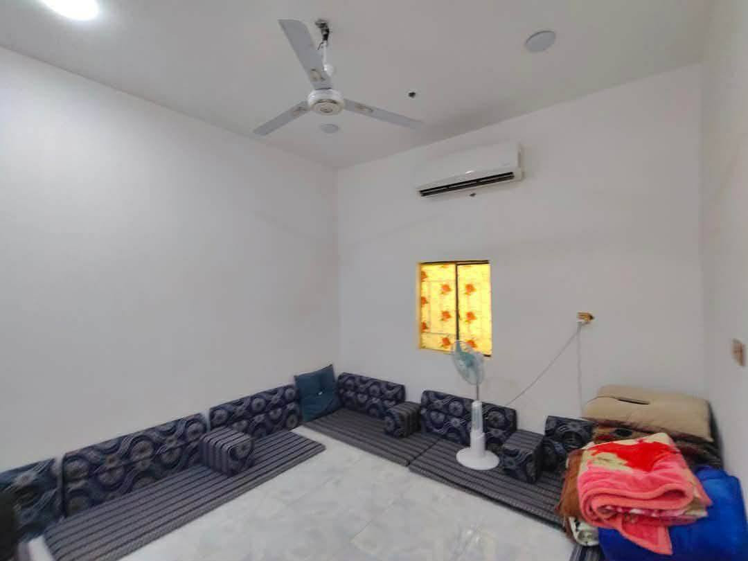 دار سكن المساحه ١٠٠ مربع 
طابقين غرف نوم عدد٢
صاله استقبال مطبخ صحيات خارجيه داخليه 
العنوان حي الحكيم نزله بني تميم قرب المدرسه
السعر٤٥
للاستفسار 
***********
