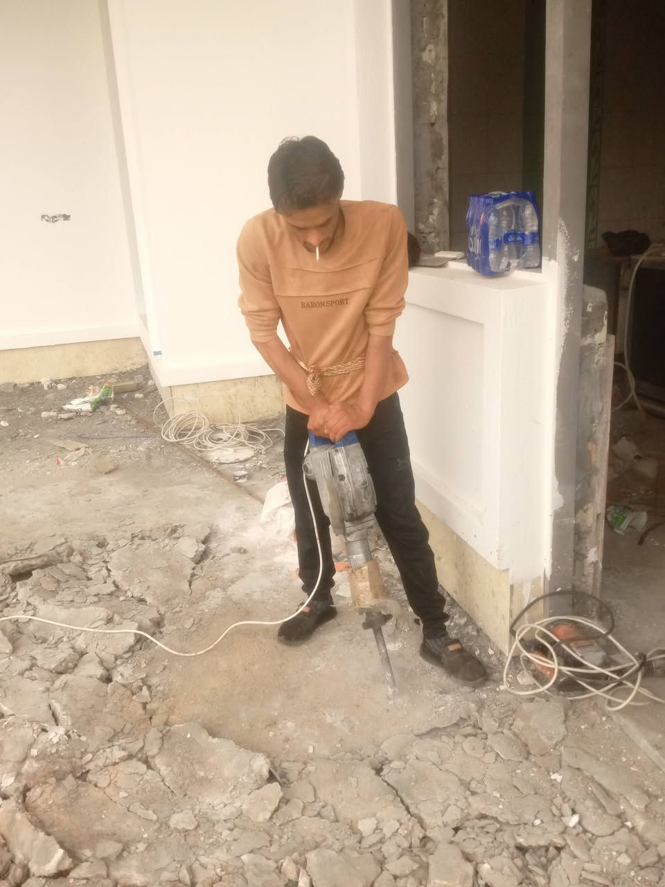 سلام عليكم  /  يوجد كادر عمل جاهز /  تصعيد مواد /  تنضيف بيوت /  تفليش /  تكشيط /  دفن نهري /  شقلنه ليل ونهار /  ومعداتنه جاهزه  ومالك دخل بكلشي تأخذ شقل جاهز مني سلمني شقل وتأخذ شقل جاهز / ماعليك بس تصال على رقم /// ***********  وسياره تجيك للبيت
