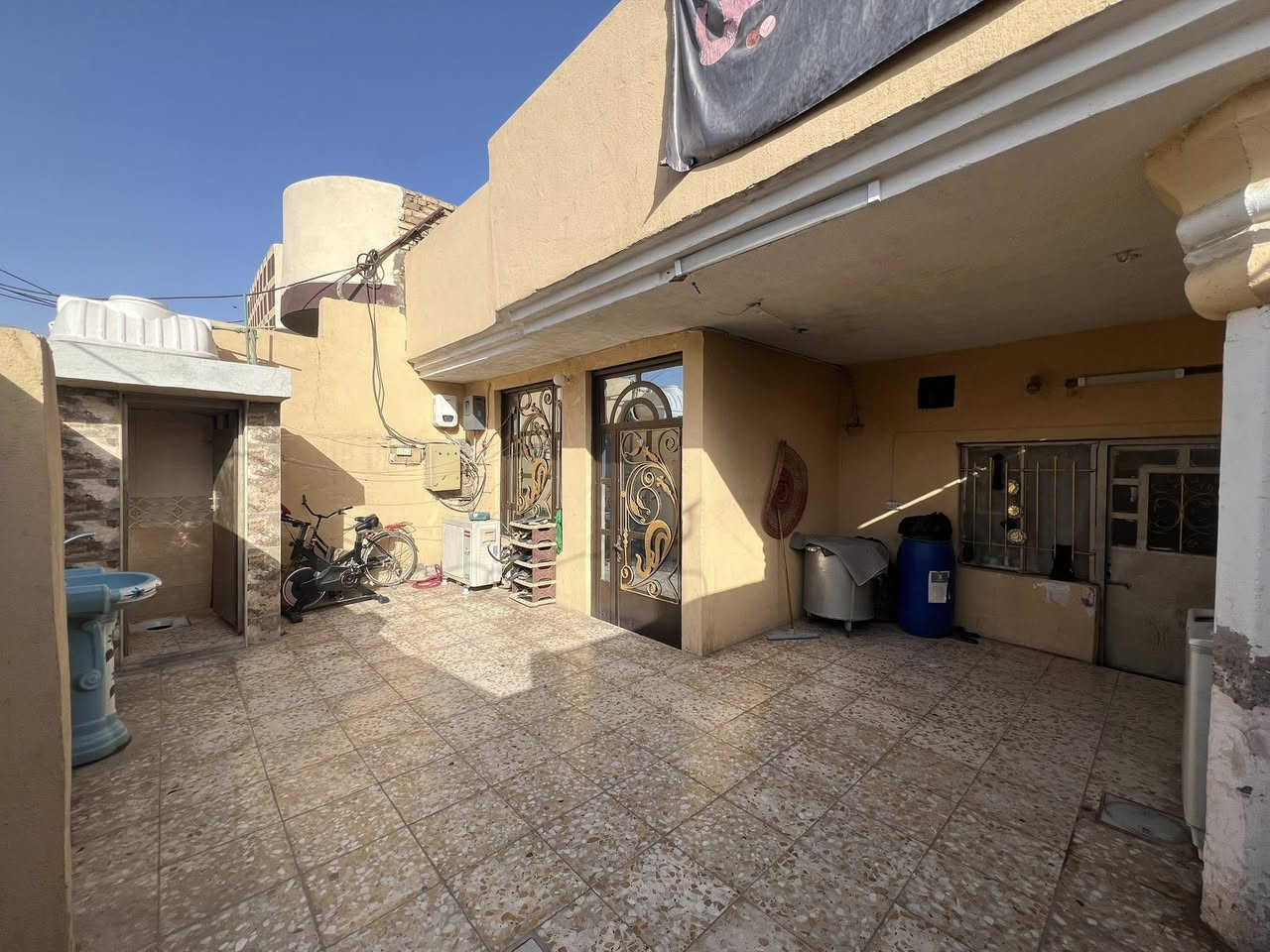 دار للبيع :مساحة 200 
تفصيل خريطه البيت 
1الاستقبال 7+4
2-المطبخ 3+4
3-غرفه عدد 2واحده 5+4 والثانيه 4/4
الاصاله 5+3 دور
العنوان /قرب الصقاطه
الاستفسار ع الرقم ***********
