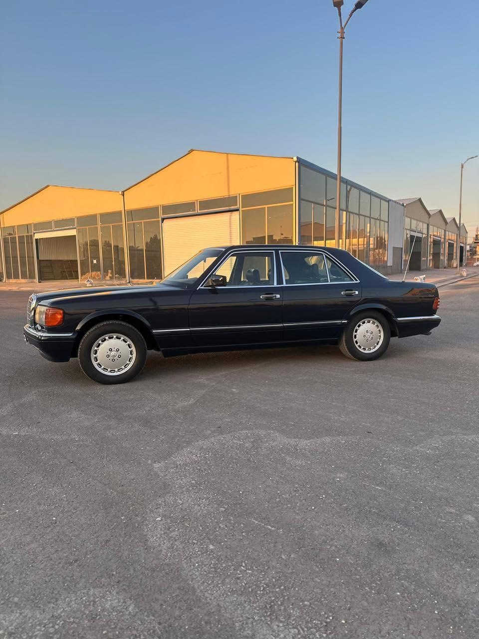 مرسيدس جامبو رئاسي v8 Se 560
-لون نيلي
-موديل 1990 
-رقم بغداد انگليزي مميز دبل مروحه
-داخل جلد اسود 
-أريل كهرباء.-بدون سلايت وارد يابان
-كروزسرعه-دبل فيتبم.
-كشنات كهرباء  .
- اربع جام كهرباء.
 -دبل هورن
-محرك وكير بلاد
 لايت زنون عالي ناصي السيارة مصبوغه عام فقط لا ضربه ولا معجون قواعد دبلات بلاد ما معمرات شواصي بلاد السعر 130 $ وبيها مجال بسيط 
مكان السيارة بغداد 
***********
