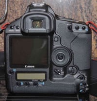 📸 للبيع كاميرا Canon 1D Mark III كاميرا احترافية بحالة جيدة، مناسبة لل...