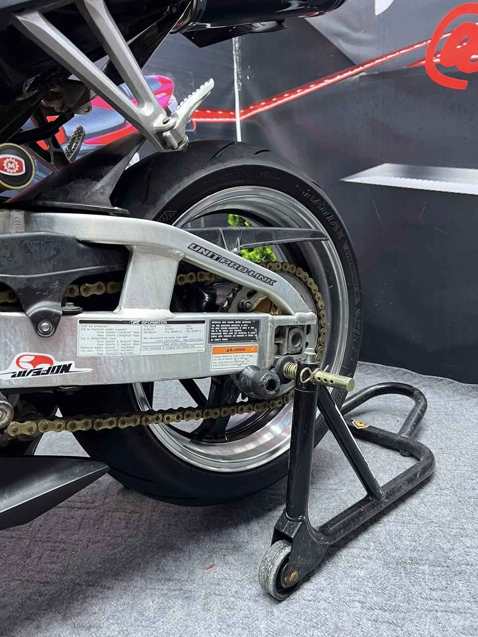 هوندا CBR 600. RR
مكينه كير مكفولات 
عقل مبرمج سيفتي 3مودات 
ويل كروم نيكل بلادي مـٰ̲ـہو طلاء
صالنصه اصليه كاربون فايبر 
ستاند صفح كروم بلادي 
مرايات إشاره ضوئيه 
كفر قباقه مكينه كاربون فايبر اصلي 
زعانف+تاير امامي مشلن +سلايدرات+تخم دسكات جديد امامي +قنبوره خلفيه+منضومه زنون اصليه بيه +قاعده رقم +قاعد اشاير +سويجات ثنين
اسف علا أطاله حبايب قلبي
سعر 35مو شراي اعبر منشور دراجه جديده وحلوه اي نقص مابيه كل كهربائياتهه شغاله دراجه مكانهه كربلاء
***********شراي يتصل
