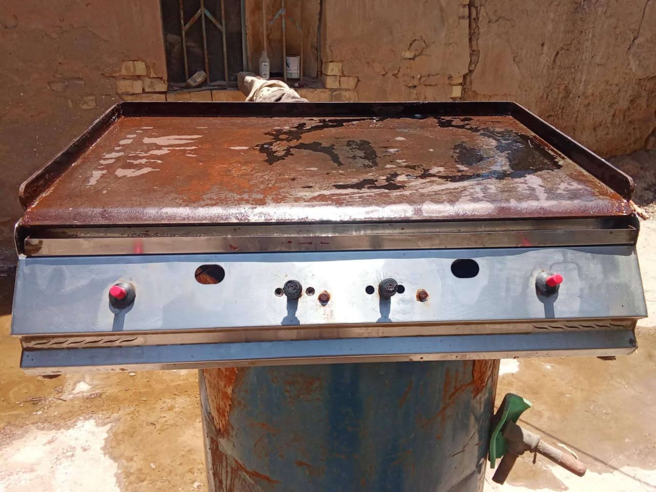 🔥 غراض ومعدات مطعم كاملة ونظيفة للبيع في بغداد 🔥
يا الله.. لأصحاب المطاعم والمشاريع الجديدة، متوفرة عِدنا تجهيزات مطعم بحالة ممتازة وجاهزة للشغل فوراً. الغراض نظيفة جداً ومضمونة:
📦 تفاصيل الغراض والمعدات:
فرن مال بيتزا ومعجنات: ماله بـ 500 ألف (يجي وياه الميز الخاص بيه + 13 صينية).
شواية دجاج: مالتها بـ 300 ألف.
كابسة صاج: مالتها بـ 150 ألف.
كريل (كريب) بركر: ماله بـ 150 ألف.
شيش كص (شواية): 6 عيون كامل ويا الستان ماله.
جهاز سلفون: كامل وقفل.
مجمده: مالتها بـ 150 ألف.
إعلان ضوئي: موجود وبحالة ممتازة.
💰 المجموع الكلي للغراض: 1,250,000 دينار (مليون وربع).
📍 الموقع: بغداد.
📞 للتواصل، الاستفسار، ومعرفة أسعار البيع النهائية:
يرجى الاتصال على الرقم: *********** (متواجد اتصال وواتساب)
