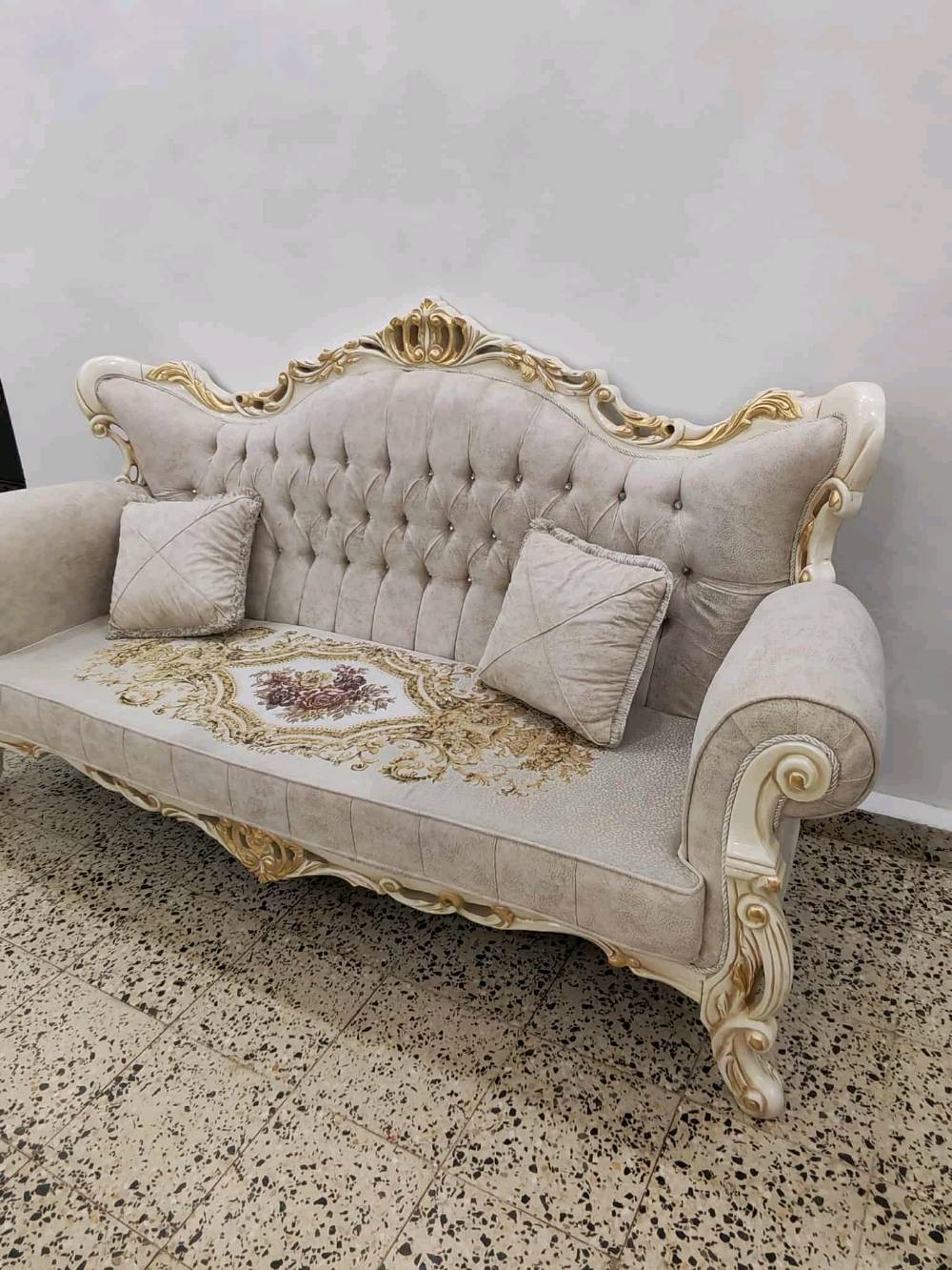 قنفات رئاسي اخو الجديد ٦ قطعه اي عيب ما بيها سعر مليون ٣٠٠ بيها مجال 