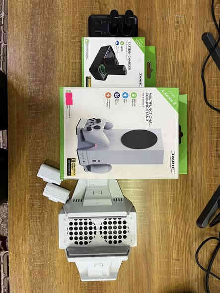 سلام عليكم اكس بوكس سيرس اس نضيف جدا  مامفتوح للوك ستيكر مع جويستك الاصليه للبيع مع كامل الملحقات بل اضافه الى ملحقات اضافيه قاعده تبريد + بطاريات جويستك + جويستك كيم سير 
عنواني النجف 
السعر ٣٨٠ 
تواصل وياي واتس اب ***********
