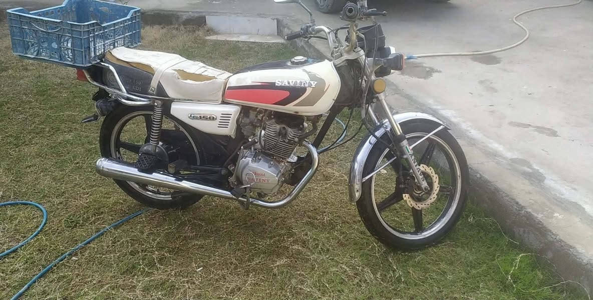 السلام عليكم  
دراجه سيفان موديل 2020  دراجه اوراقهة اصولي اصولي مكمرك دراجه ما ما بيهة نقص  كهربائيات كلهة شغاله سلف هندر اشاير دشبول مكينه ناعمه   ما بيهة نقص اي شي  سعرهة 450 وبيهة مجال. المكانب محاويل ناحيه الامام الشراي يتصل عله الرقم اني مكلف بل نشر هاذه رقم صاحبهة ***********
