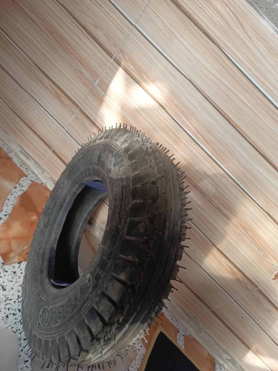 سلام عليكم تاير تكتك هندي اصلي ٨طبقات لتك١٥ لزوج ٢٥ عنوان مصقط قرب مطعم علي طيب ***********
