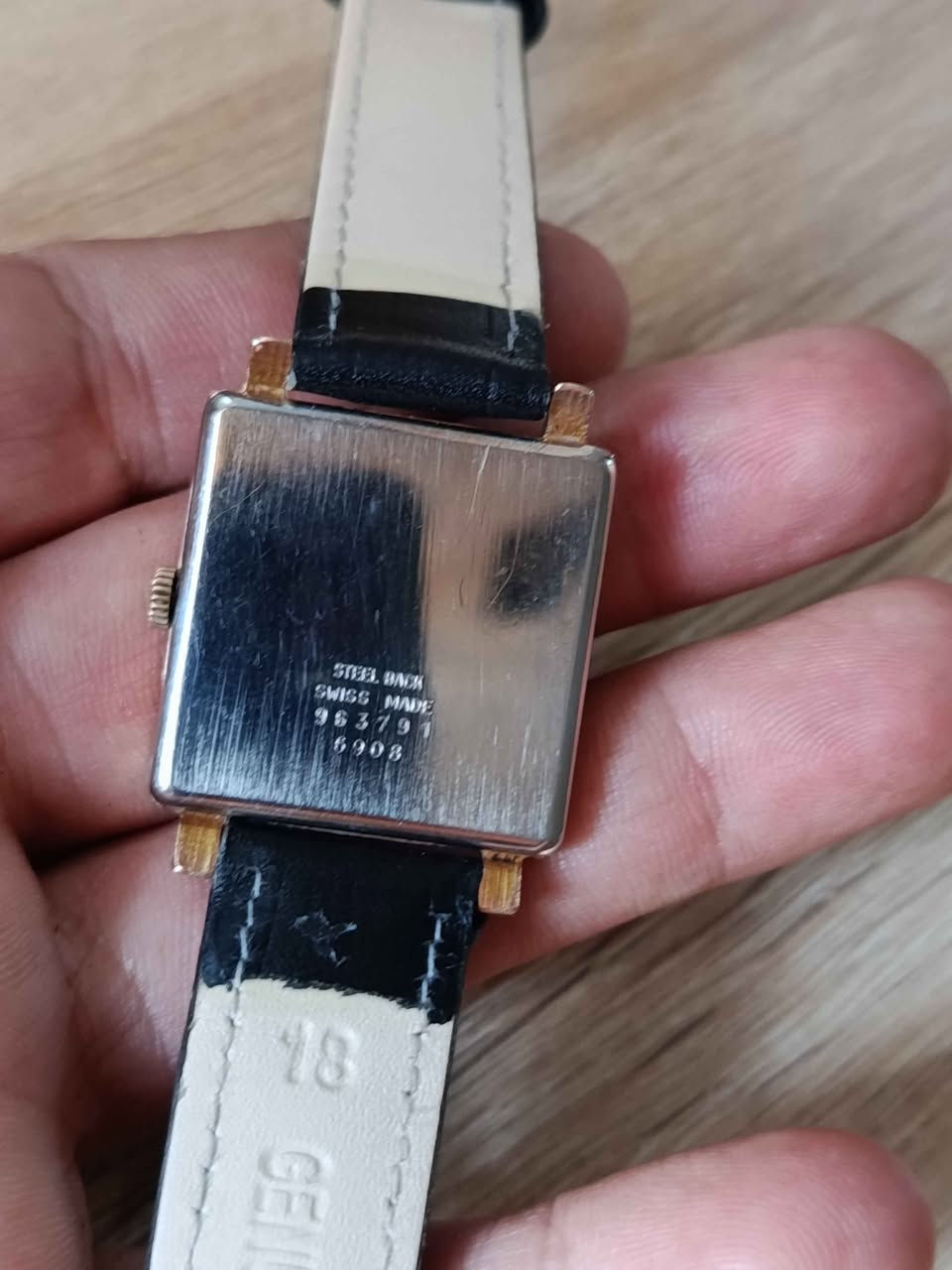 نافيزر نصب تكويك 
سويسري قديم انتاج الستينات
قطر ٣١ ملم مربع
روز كولد 
نظافة جيدة جدا 
منفذ تاريخ عن الرقم ٤
السعر ٩٠ الف بغداد, العراق


**إذا كنت صاحب هذا الإعلان وتريد حذفه لأي سبب، رجاءا أرسل رسالة إلى الدعم الفني**
