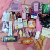 ٥٣ قطعة • مستحضرات تجميل