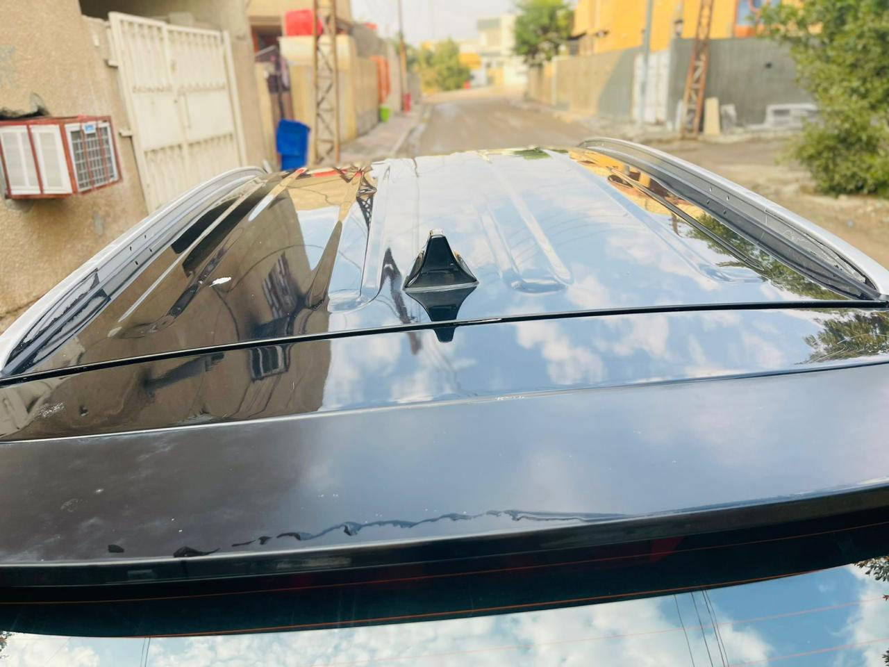 السلام عليكم توسان للبيع موديل 18 سيارة جديدة بمعنى الكلمة كير ومكينة كفالة تخم تاير السيارة جاهزة حاثهة بسيط بنيد وخشم الجاملغ بدون دواخل  وارد امريكي السعر 145 وبيهة مجال بسيط *********** مكان بغداد رقم بغداد باسمي
