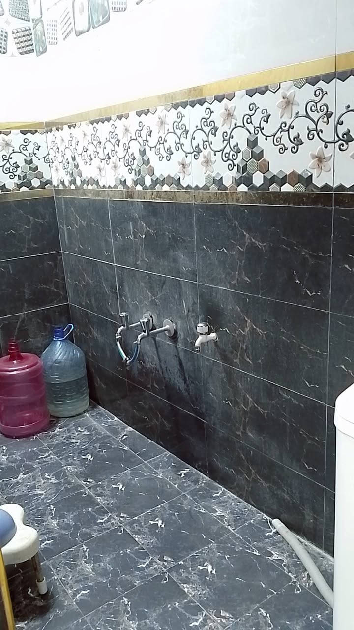 بيت للبيع طابو صرف مساحته 150متر بالدريهميه الاولى قرب گراج البلديه يحتوي  4غرف وكلها مسلحه وكونكريت 2غرفه  فوگ وبكل غرفه حمام وبناء الفوگ ثرمستون وجوه غرفتين وديوان وصاله وحمامات داخلي بسعر 125مليون قفل المنطقه حلوه وهدوء وجميع الخدمات. للاستفسار ***********
