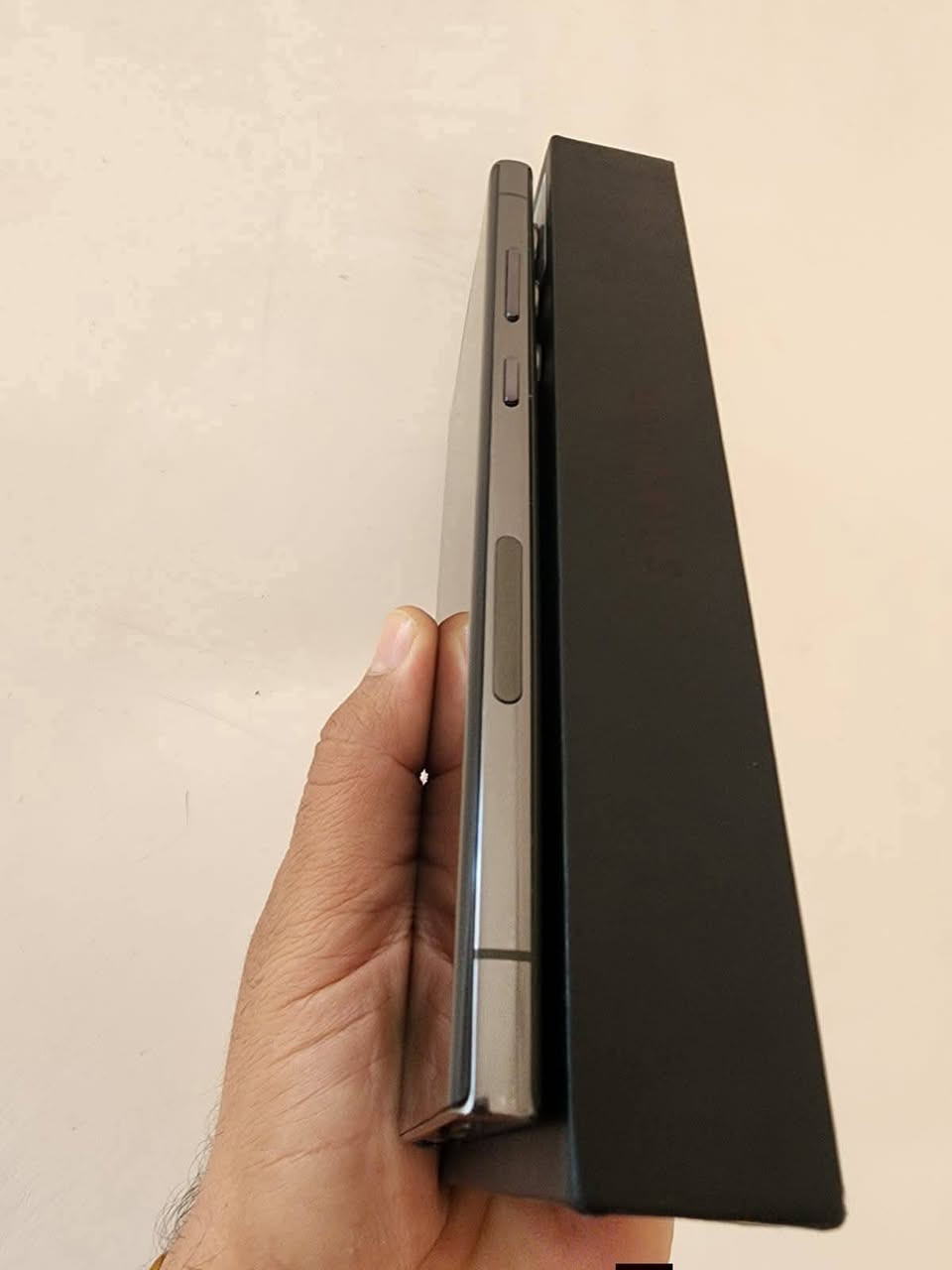 سامسونج S 23  الترا  زيتوني 

دبل شريحه خطين 

نسخه امريكيه 

نظافة 💯 ب 💯 ولا شخط بي 

اذكره 512 

رام 12+12=24 

ملحقاته كامله كارتونه مطابقه 

للبيع فقط مكاني بابل 

توصيل ماكو 

سعره 750 

اتصال فقط 

***********
