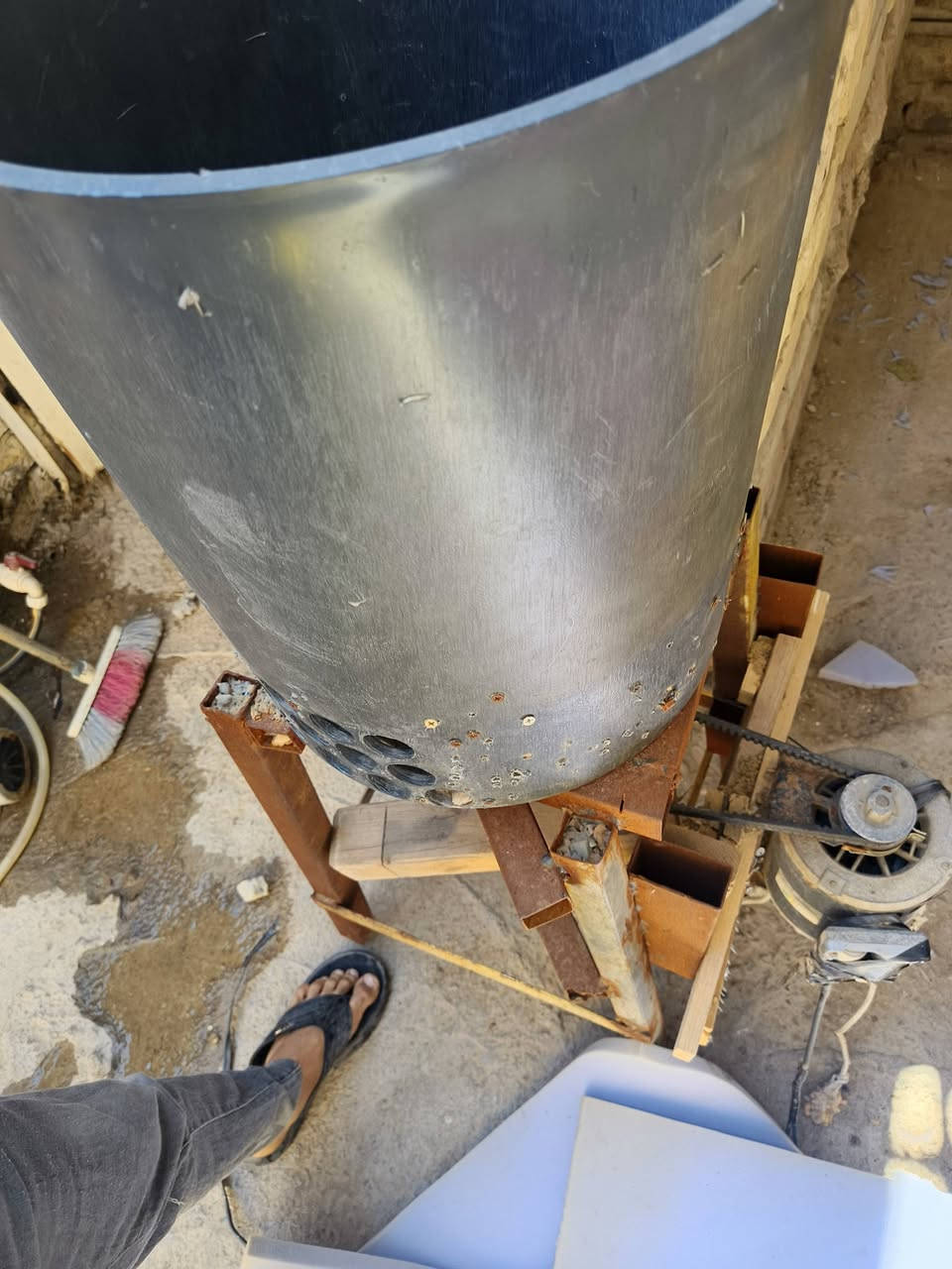 سلام عليكم غراظ معمل دوشمه البيع كمريسر حجم كبير 250 نظيف وكلشي ما بي كتر كص جديد وصيني هيه ولميز حديد ومدسات دوشمه وسدس مزدوج وىف واحد يعني الله شهاد هواي غراظ صونده مال هوه فوك 50متر كبس هواي غراظ يعني معمل كامل نقص شي قليل تجي وتشوف   سكويه مال تقريم جديده يعني ما بي نقص بس مكينه خياطه ولولب وجم ميز اني عفتهن من شلت ابيع  هيج ما ابيع حاجه وحده كلهن شيله وحده رايده قفل 750الف وهاذه رقمي***********
