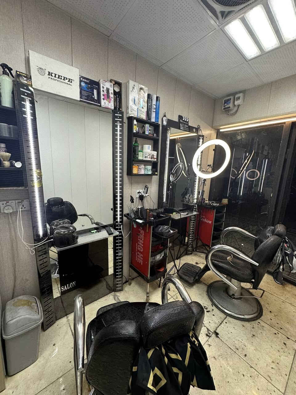 السلام عليكم غراض حلاقة للبيع مثل ماموضح بالصورة كراسي عدد (2) المرايات عدد (3) وعرباين عدد (3) 
قياسات المرايات (طول 195 العرض 79 )
العنوان/بغداد/ البياع/ للاستفسار خاص *********** واتساب قيم باليرضي الله وشايف كل الخير مقدما
