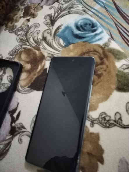 هونر x9c 5G  ذاكرة 256 عشوائية 12 نظيف صار شهر ماخذة *********** سعر 275 وبي مجال
