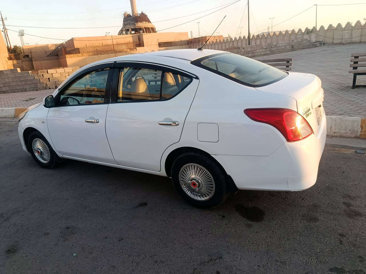 سني هندي موديل 2015 السياره جهزه صدر جديد تخم تايرات جداد تبريد ثلج بيها 3قطع برد والباب بي معجون ***********
