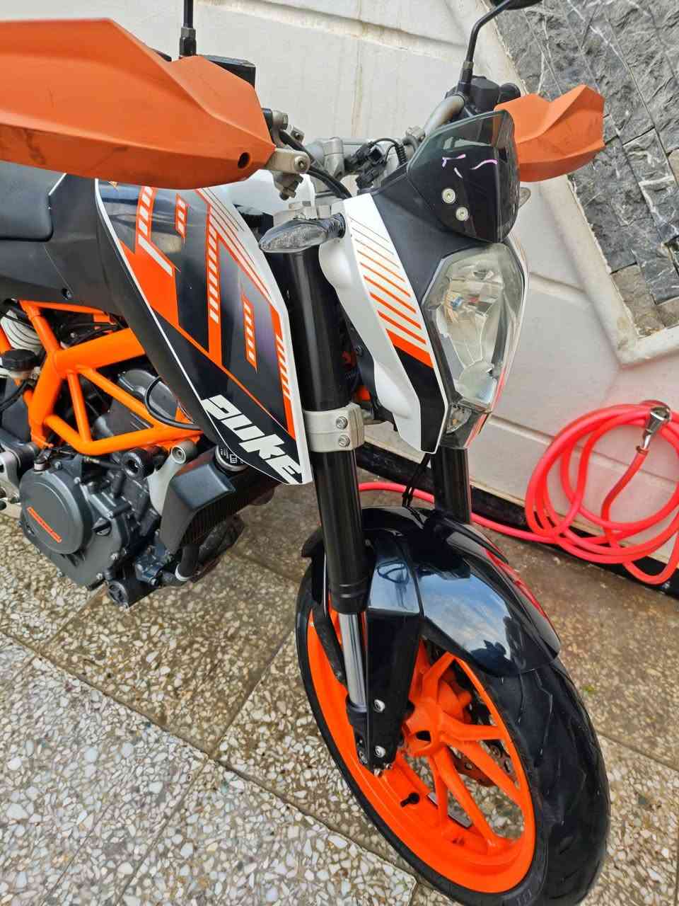 دراجه KTM Duke 390 سبورت فول مواصفات وارد يابان نازله قبل اسبوعين من بيت طارش اخت الكارتون ورقه المزاد محرك الدراجه 400 CC تبريد راديتر كير 6 نمر السرعه 200 كيلومتر نظام ABS امامي خلفي اطارات بالكارتون كفاله عامه العنوان بغداد حي القاهرة أي استفسار هاذا رقمي ***********🌺🌺
الدراجه اخذتها 25 ورقه 
ابيع 22 ورقه والشراي يدلل
