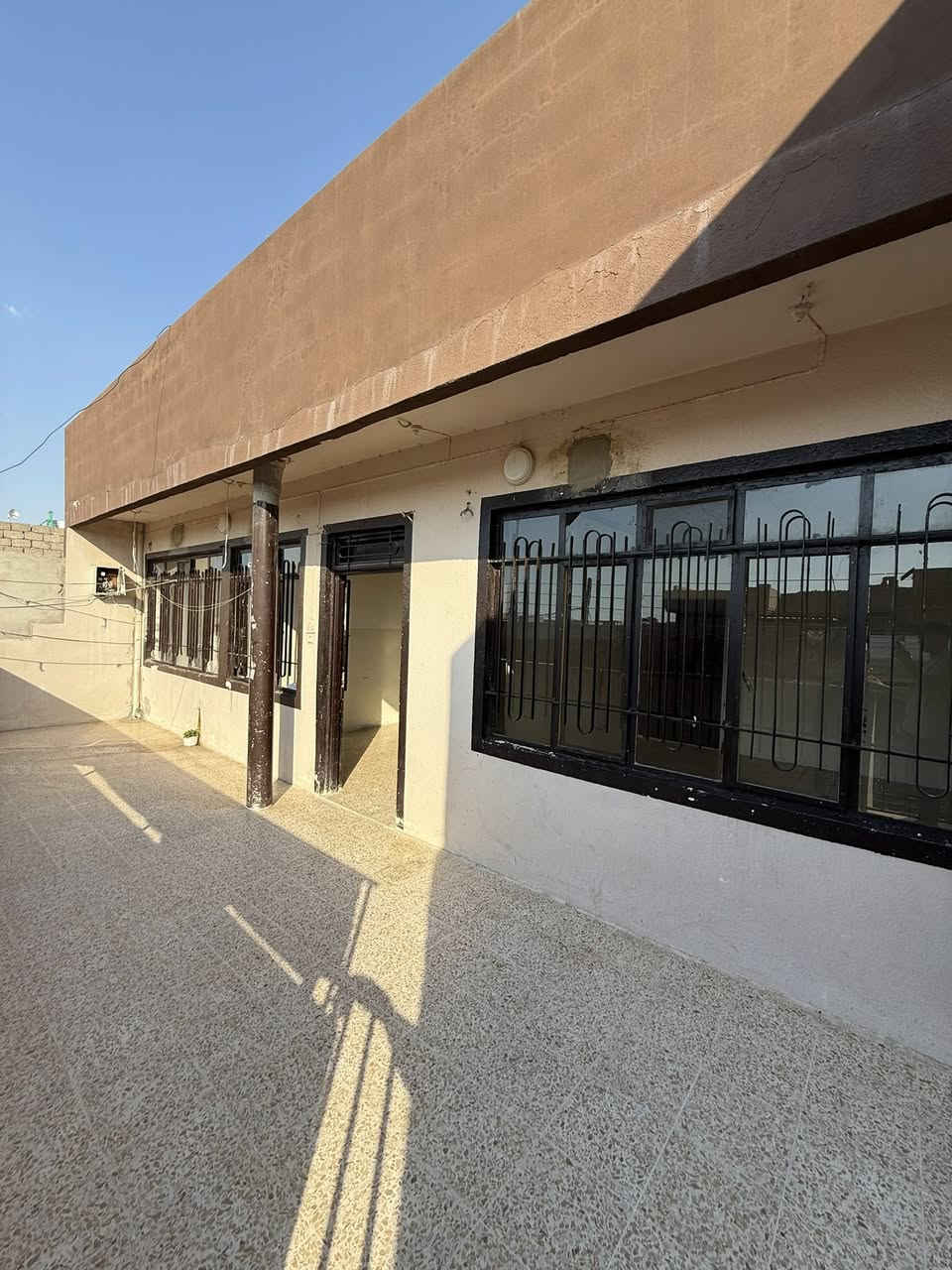السلام عليكم
شقة للأيجار 
المساحة 200 متر 

تتكون من غرفتين وهول ومطبخ وحمامات 

📍الموقع: موصل جانب الايسر حي الزهراء قرب متوسطة الأفق فرع المختار 
التواصل 
كورك : ***********
أسيا: ***********
