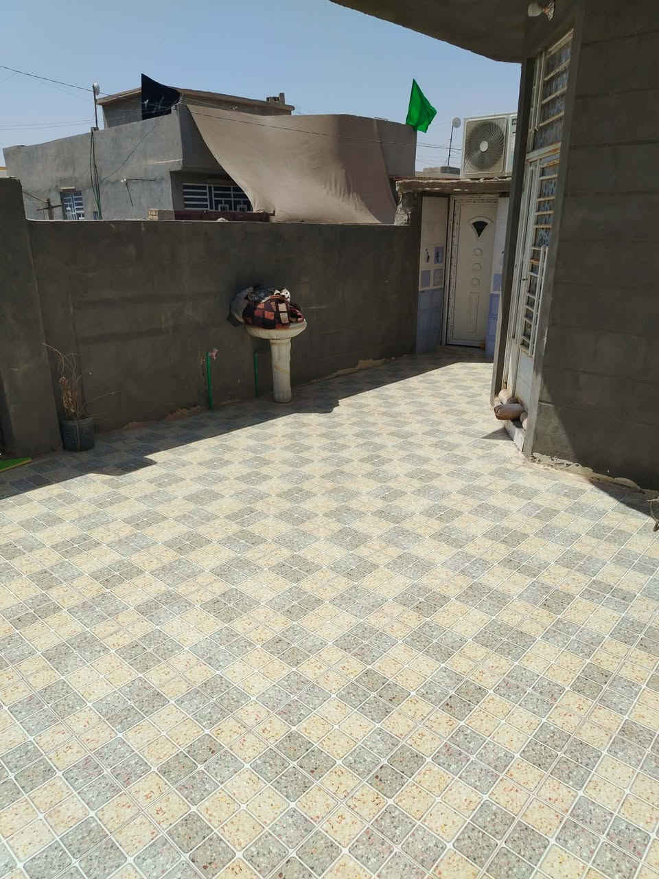 � للبيع دار سكنية مميزة – منطقة حواس طابق واحد 🏡

📍 الموقع: منطقة حواس – شارع حسينية البتول
🚶‍♂️ تبعد عن الشارع العام حوالي 100 متر

📐 المساحة: 180 متر مربع

🔹 مواصفات الدار:
✅ بناء طابوق كامل
✅ غرفة نوم
✅ صالة
✅ مطبخ
✅ صحيات داخلية وخارجية
✅ بست جاهز
✅ سيراميك حديث لكامل البيت

💰 فرصة مناسبة للسكن  في موقع هادئ ومميز.

وبسعر مناسب جدأ

📞 للاستفسار والمعاينة:
مكتب محمد صمد للعقار
📱 ***********
📱 ***********
📱 *********** (حيدر صمد )
