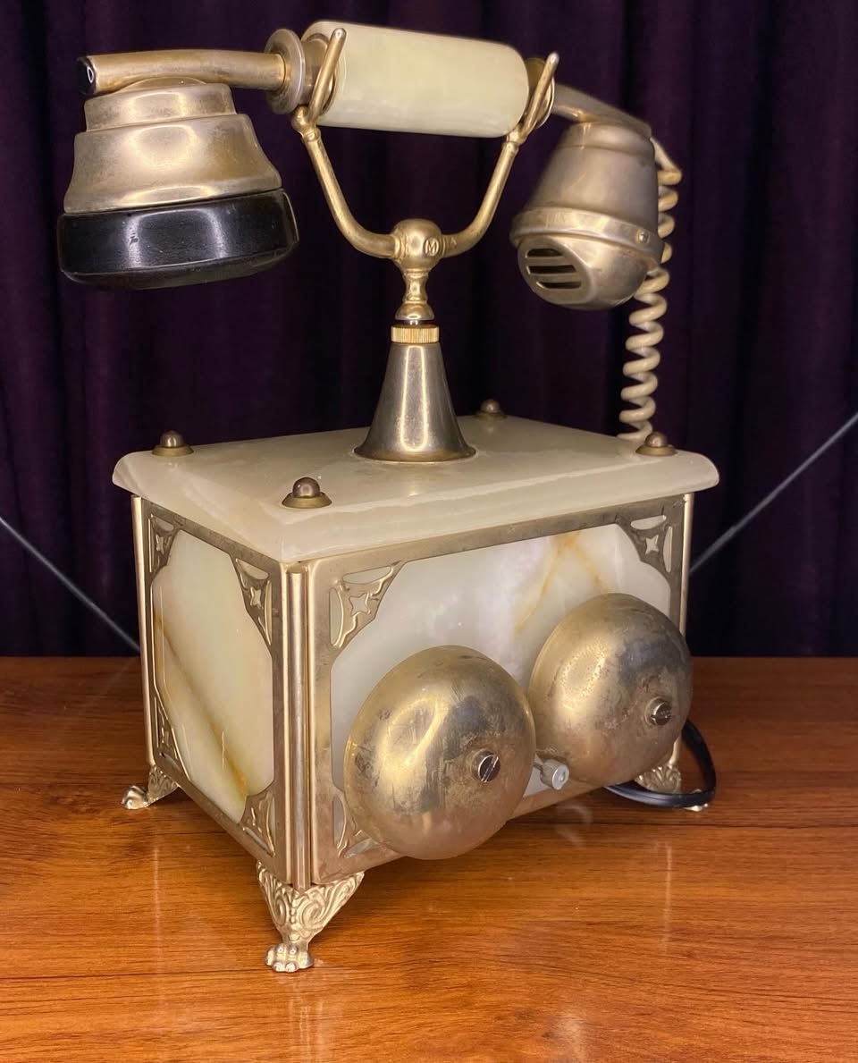 هاتف أرضي كلاسيكي دوار مصنوع من الرخام، ويتميز بالعديد من التفاصيل الرئيسية: 
تصميم عتيق يعود إلى حقبة السبعينيات.
هيكل من الرخام مع تفاصيل معدنية من النحاس 
قرص دوار تقليدي للأرقام.
قطعة ديكور مميزة وفاخرة للمكاتب أو غرف المعيشة.


**إذا كنت صاحب هذا الإعلان وتريد حذفه لأي سبب، رجاءا أرسل رسالة إلى الدعم الفني**