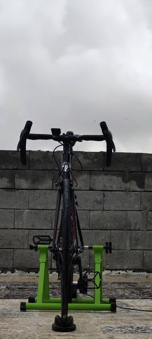 البيع دراجة Twitter Smile الاحترافية (كاملة مع ملحقاتها) 🚴‍♂️🔥
لعشاق السرعة والتميز، دراجة الـ Road المميزة Twitter Smile متوفرة الآن بحالة ممتازة وجاهزة للاستخدام فوراً!
الدراجة تجمع بين الأداء العالي والوزن الخفيف، مثالية للهواة والمحترفين الذين يبحثون عن دراجة تجمع بين الأناقة والقوة.
✅ مواصفات الدراجة:
الماركة: TWITTER (الأصلية).
الموديل: SMILE.
نوع الدراجة: Road Bike (دراجة طريق).
الحالة: نظيفة جداً (كما موضح في الصور) وصيانة دورية.
الهيكل (Frame): تصميم إيروديناميكي خفيف الوزن مع لحامات مخفية ومظهر انسيابي جذاب.
🎁 العرض يشمل إضافات مجانية:
قاعدة التمرين/التثبيت (اللون الأخضر): مفيدة جداً لتثبيت الدراجة أو التمرين المنزلي.
حامل مطرة الماء (الزمزمية): راكب وجاهز للاستخدام.
📍 الموقع: [الموصل الصلاح دورت اليرموك هنا]
💰 السعر: [600الف   للتفاوض البسيط للجادين)
📞 للتواصل: [*********** هنا] أو عبر رسائل الخاص.
